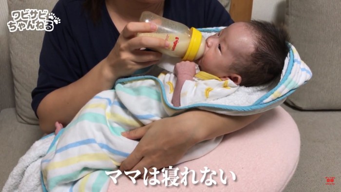 ミルクを飲む赤ちゃん