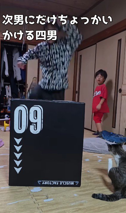 ジャンプトレーニングをする男の子