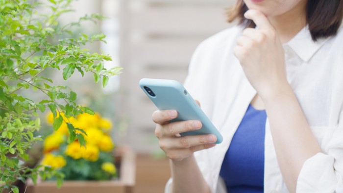スマホを操作する女性