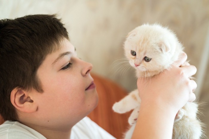 猫を抱く男児