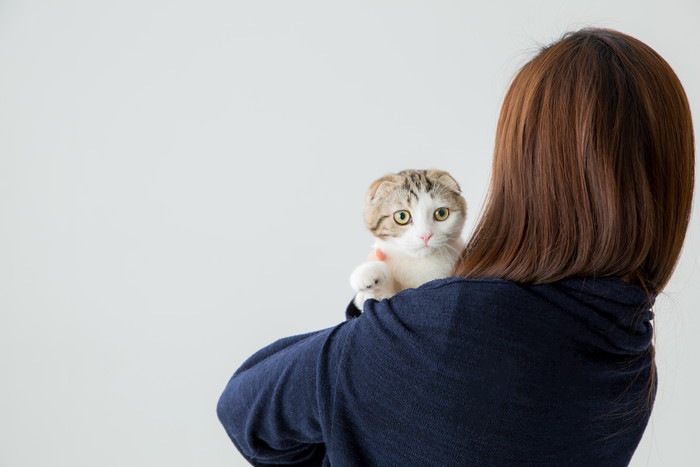 猫を抱く女性