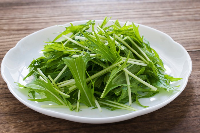 お皿の上に盛られたカット済みの水菜