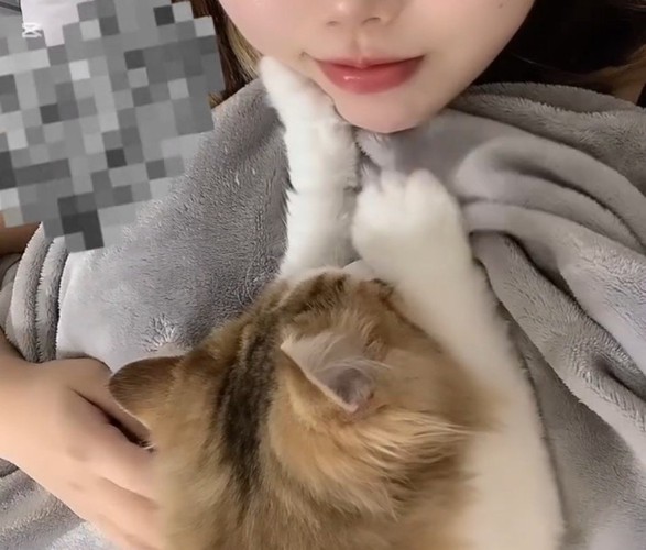 定春くんにマッサージされる飼い主さん