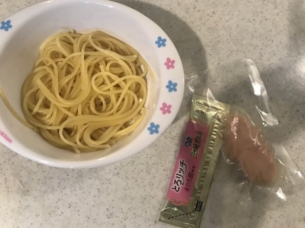 パスタに材料を混ぜる準備