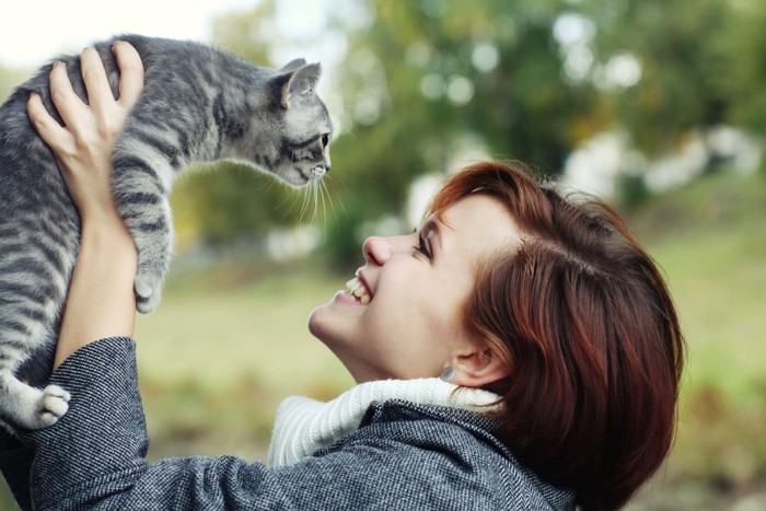 猫を抱く女性