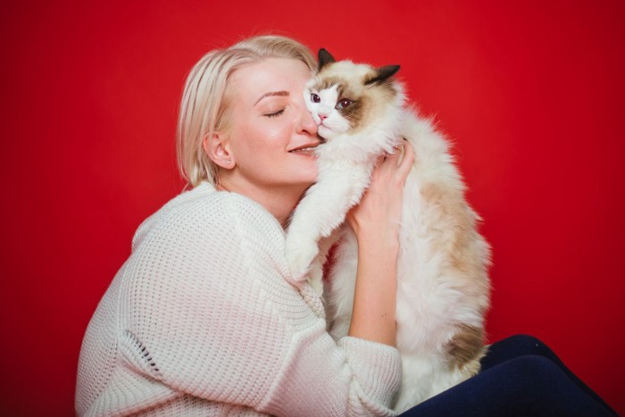 女性にハグされるラグドール