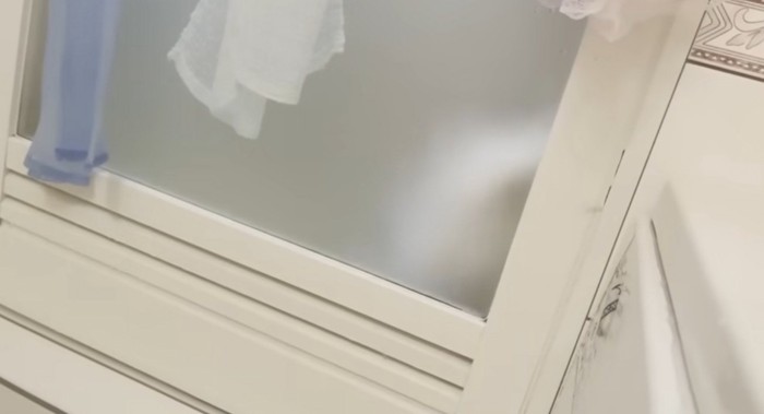お風呂の扉の向こうにいる