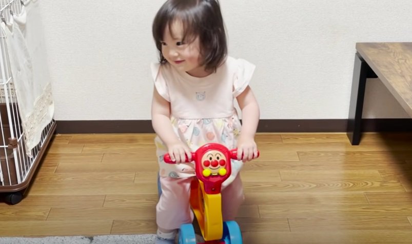 アンパンマンのバイクに乗る女の子