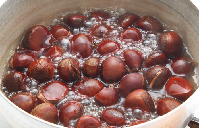 鍋で栗を茹でている様子