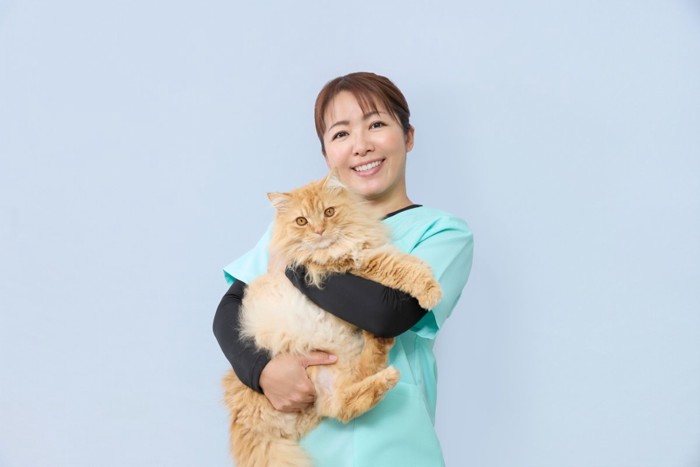 猫を抱く笑顔の女性