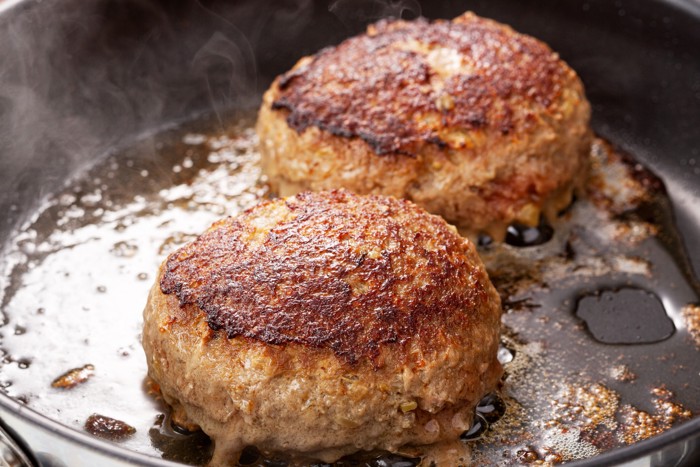 フライパンで焼いている最中のハンバーグ