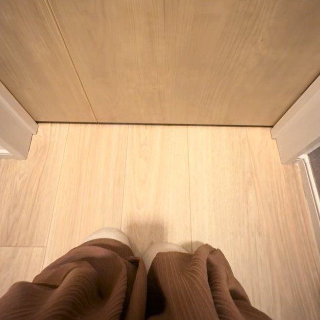 何もないトイレのドアの下