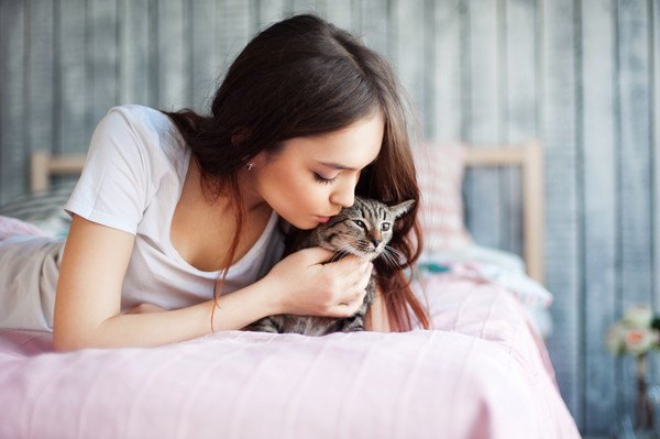 女性と猫