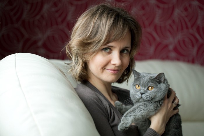 カメラ目線の女性と猫