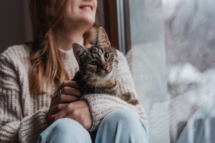 猫を抱く女性