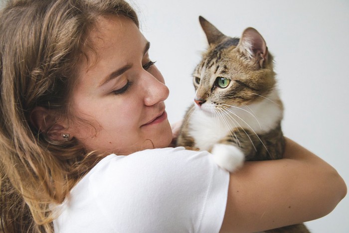 猫をだっこする女性猫