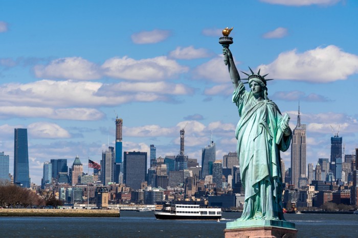 ニューヨークの街並みと自由の女神像