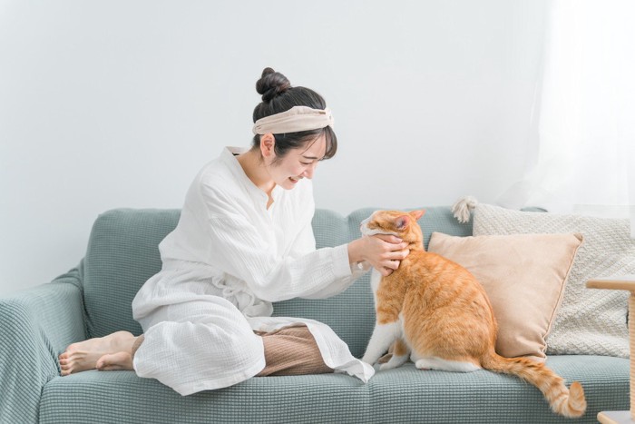 猫を褒める女性