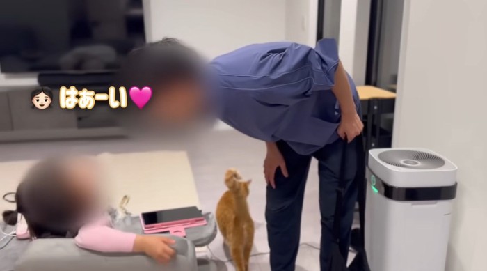 お父さんに呼ばれて返事をする娘さん