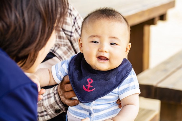 スタイを付けた赤ちゃん