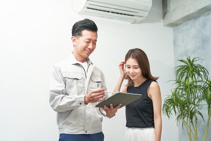 業者と話す女性