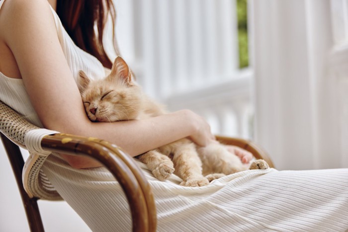 女性と猫