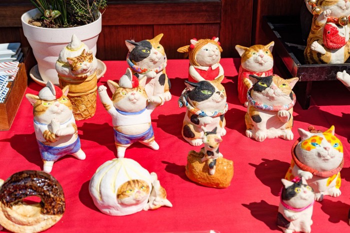ずらりと並ぶ猫の置物