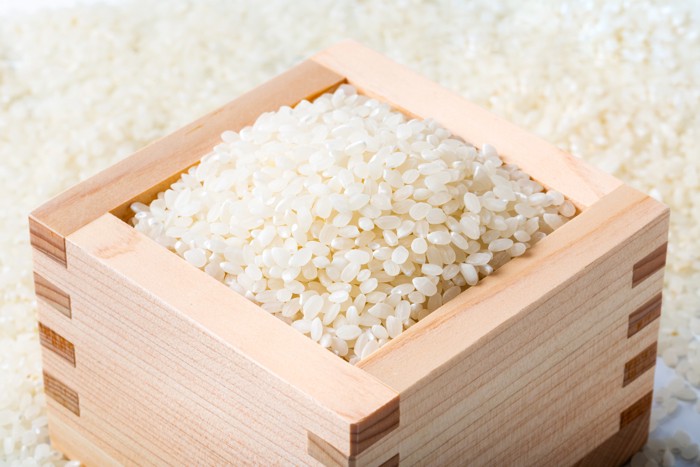 一合枡に入った白米