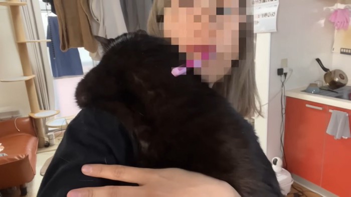 しがみつく後ろ姿