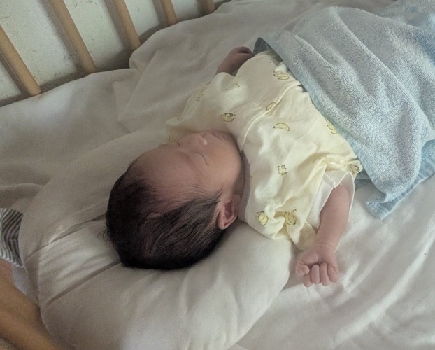 ベビーベッドで眠る赤ちゃん