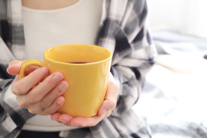 ホットコーヒーを持った女性