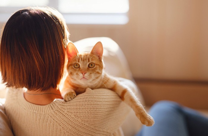 愛猫を抱きかかえる女性