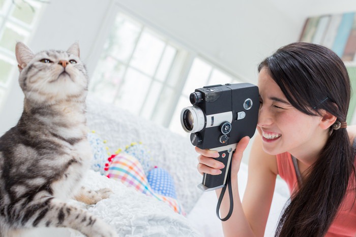 猫の写真をとる女性