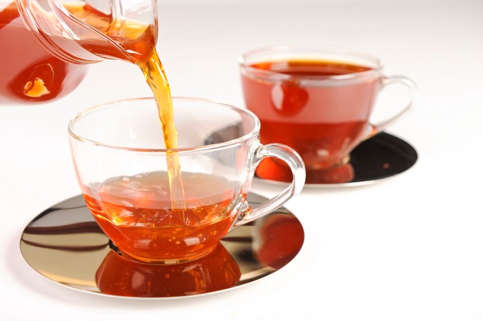 カップにルイボスティーを注いでいる光景