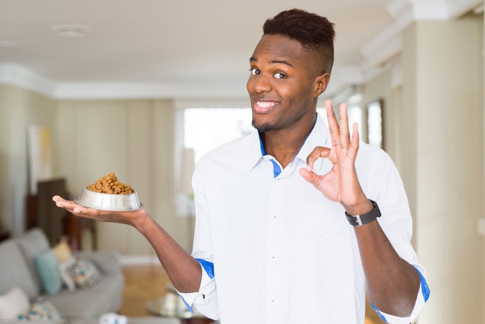 男性がokをしながら持つご飯