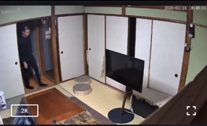 部屋に入る男性