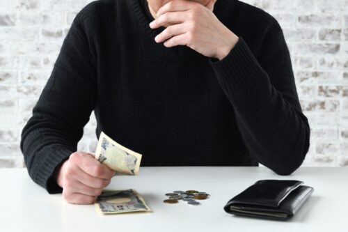 お金を数える男性