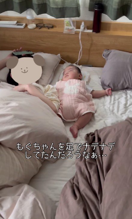 眠る女性と赤ちゃん
