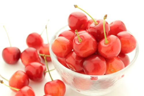 さくらんぼとガラス皿