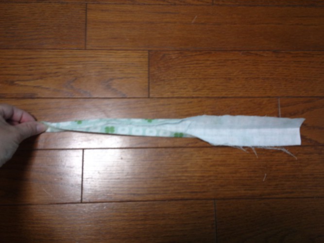 #アイロンして中央に折り目を付けます。#