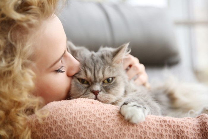 抱っこされている猫