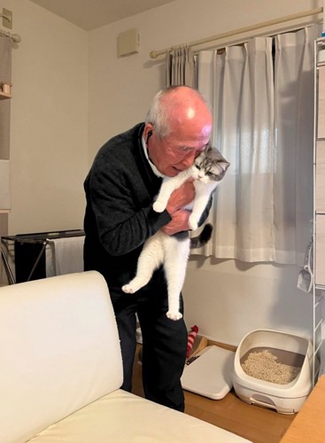 猫を抱きしめるおじいちゃん