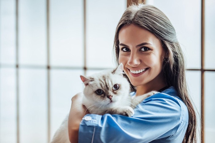 女性と猫