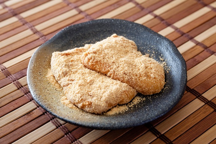 お皿にのっているきなこもち