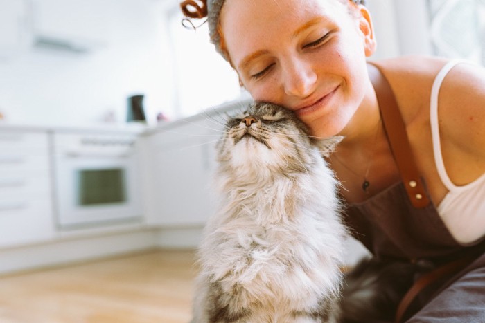 幸せそうな猫と女性