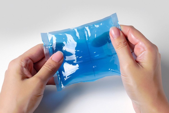 保冷剤を持っている人の手