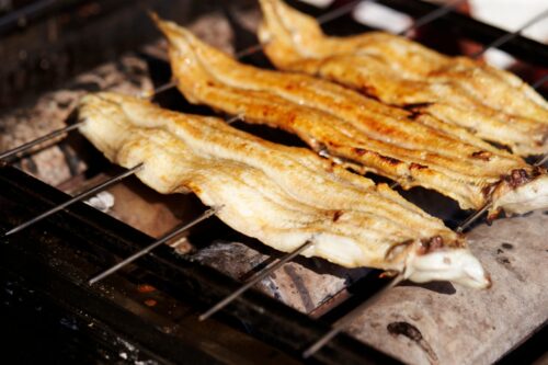 焼いているうなぎ