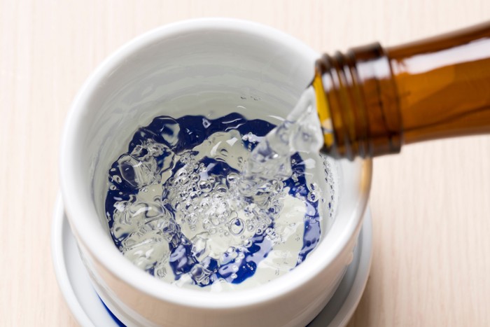 コップに日本酒を注いでいる様子