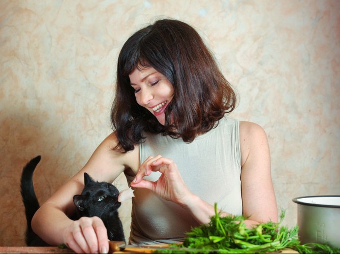 猫と女性