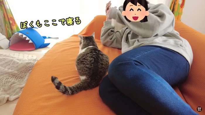 ママさんの隣に座るささみくん